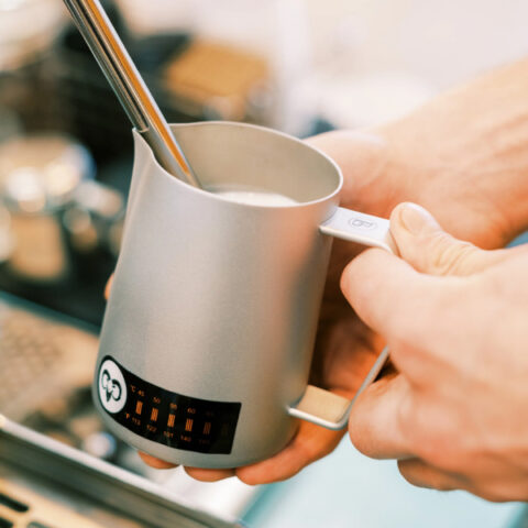 Milk Pitcher เหยือกสตีมนม Brewista "Precision" 480ml Sharp Spout Pitcher (มีแถบวัดอุณหภูมิเปลี่ยนสี) - Image 5