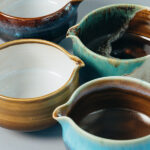 TOMOCHA ชามชงชา ทรงเตี้ย พร้อมปากเท Matcha Stirring Bowl with Spout (Color Choice) - Image 3